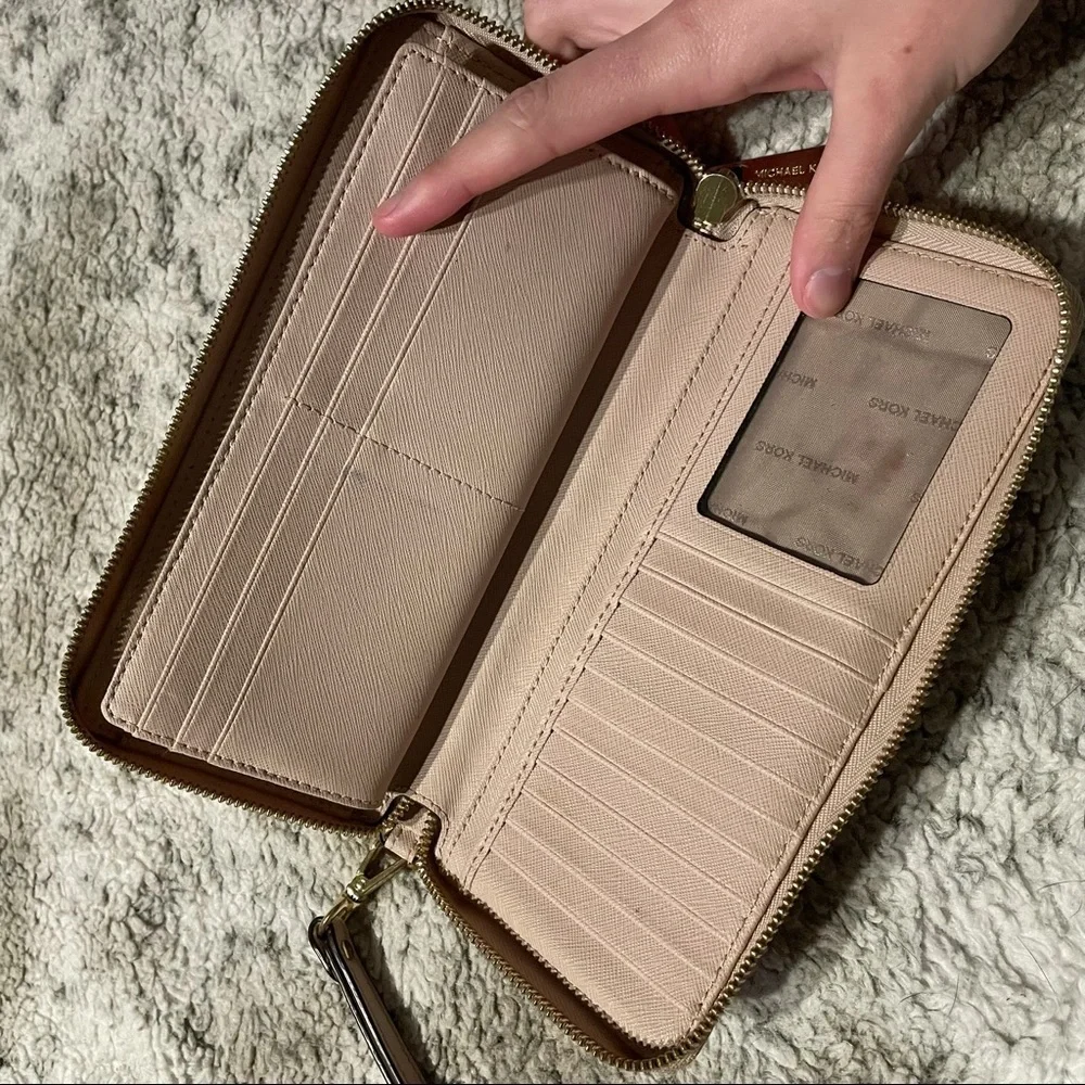 Michael kors wristlet wallet